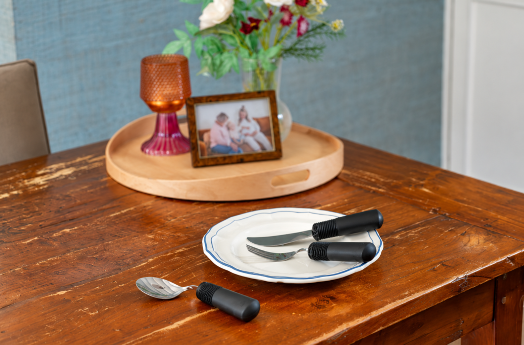 Rustieke tafel met comfortabel ergonomisch bestek