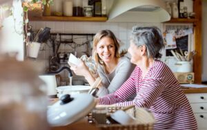 twee vrouwen lachen samen